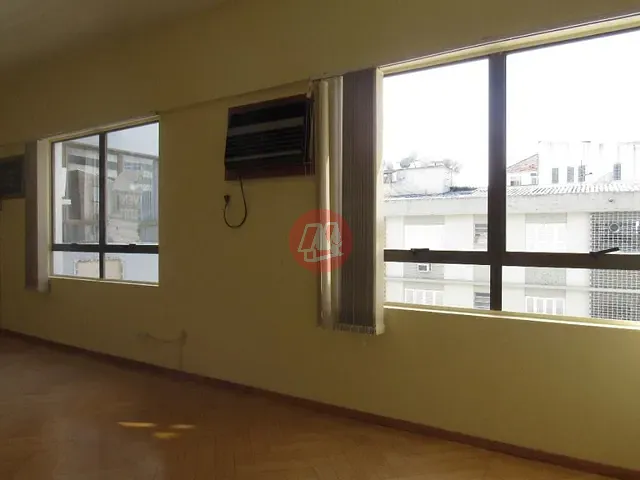 Sala com 26m², para alugar, no bairro Floresta em Porto Alegre
