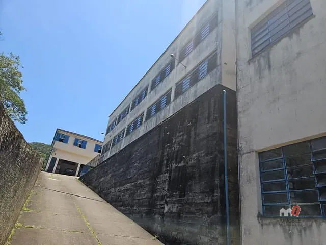Sala para alugar, no bairro Mosela em Petrópolis