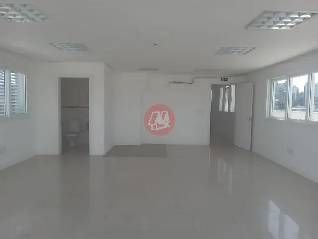 Sala com 127m², para alugar, no bairro Azenha em Porto Alegre