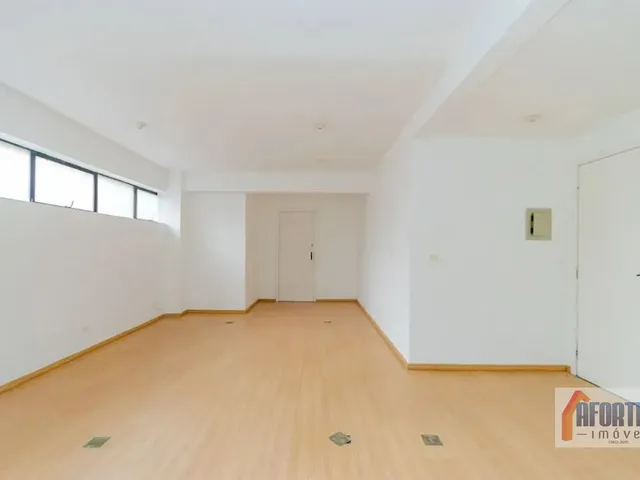 Sala à venda ou para alugar, no bairro Centro Cívico em Curitiba