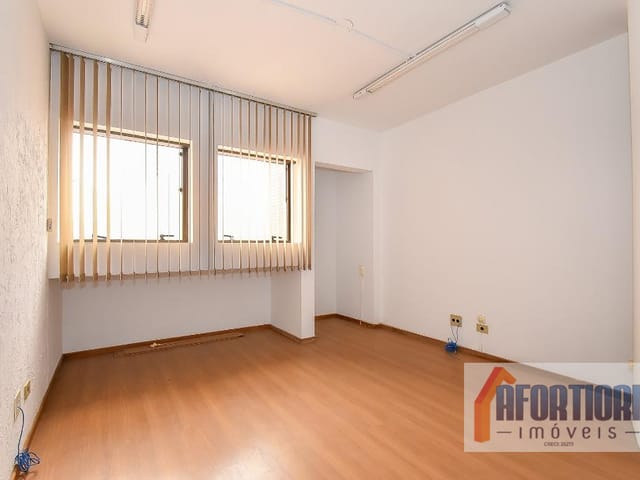 Sala à venda ou para alugar, no bairro Centro em Curitiba