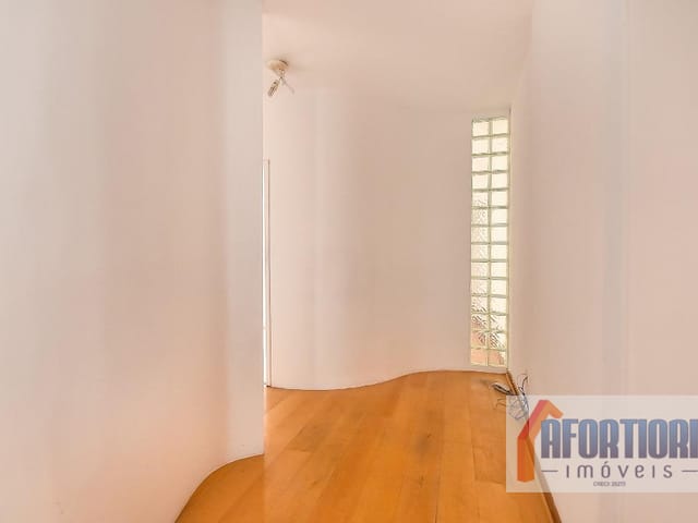 Sala à venda ou para alugar, no bairro Centro em Curitiba