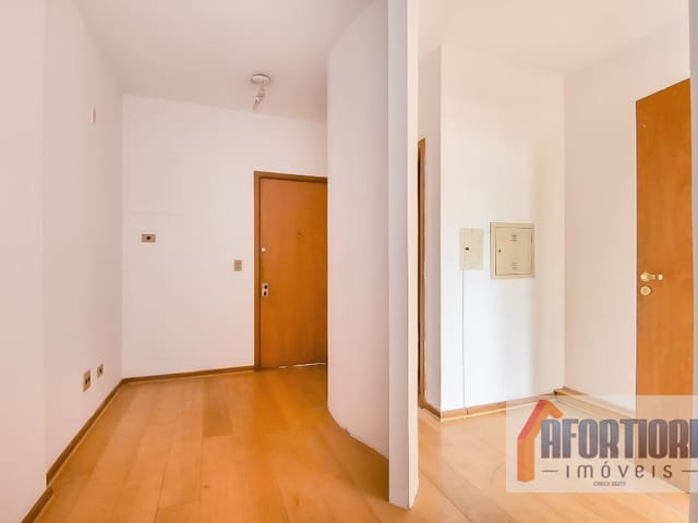 Sala à venda ou para alugar, no bairro Centro em Curitiba
