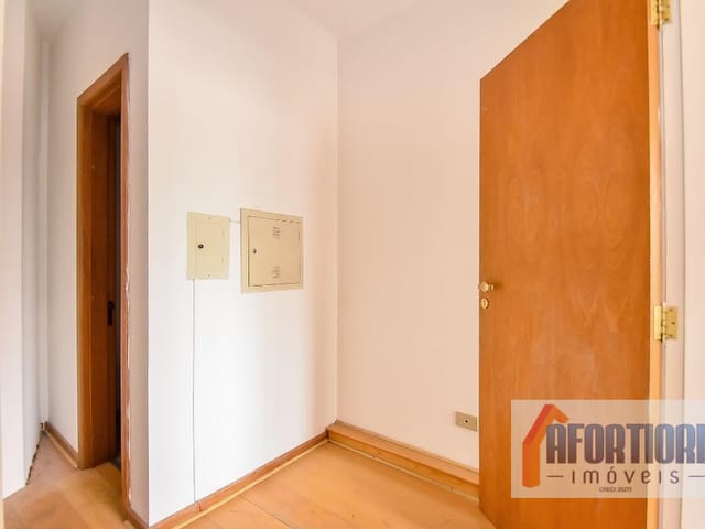 Sala à venda ou para alugar, no bairro Centro em Curitiba