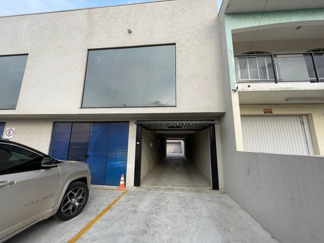 Locação - Sala Comercial, 2 banheiros, 2 vagas de garagem, Chapada.