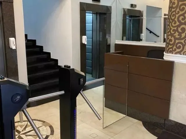 Sala à venda ou para alugar, no bairro Centro em Curitiba