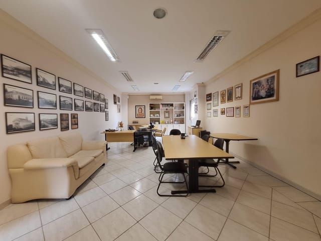 Locação - Sala Comercial, 2 salas, 2 banheiros, Estacionamento privado, Localização estratégica, Centro.