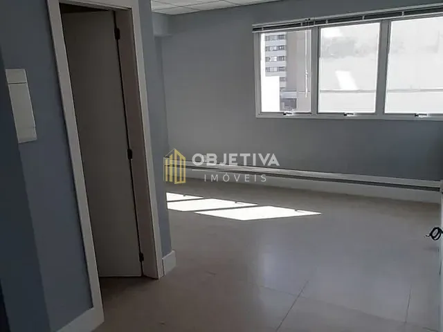 Sala à venda, no bairro Menino Deus em Porto Alegre