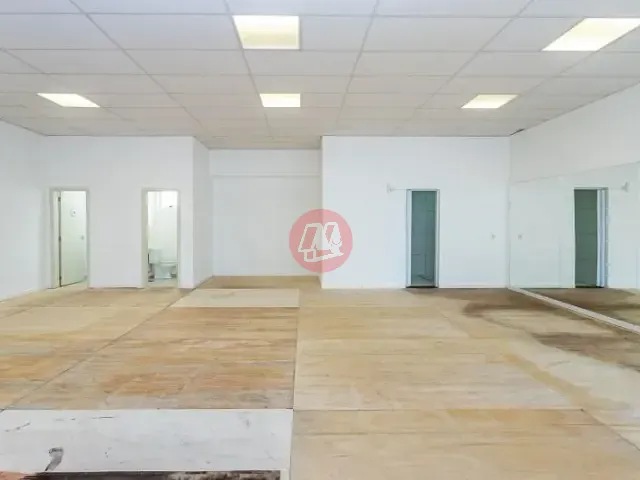 Sala com 136m², para alugar, no bairro Petrópolis em Porto Alegre