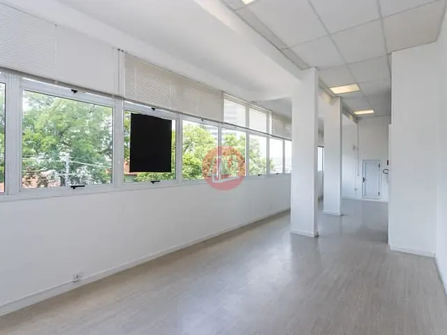 Sala com 136m², para alugar, no bairro Petrópolis em Porto Alegre