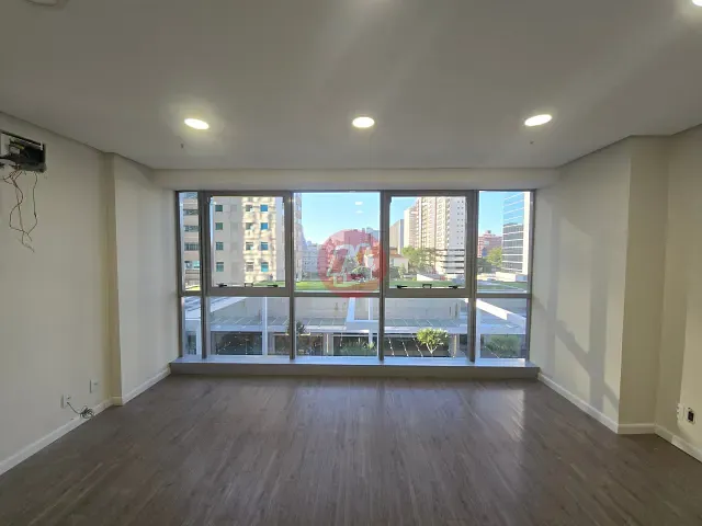 Sala à venda ou para alugar, no bairro Praia de Belas em Porto Alegre