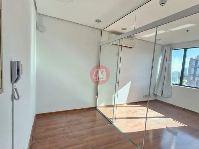 Sala à venda, no bairro Praia de Belas em Porto Alegre