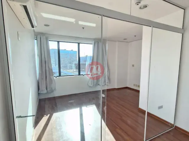 Sala à venda, no bairro Praia de Belas em Porto Alegre