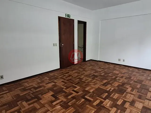 Sala com 32m², para alugar, no bairro Auxiliadora em Porto Alegre