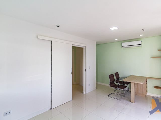 Sala à venda, no bairro Água Verde em Curitiba