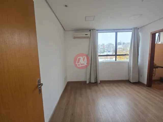 Sala com 26m², para alugar, no bairro Floresta em Porto Alegre