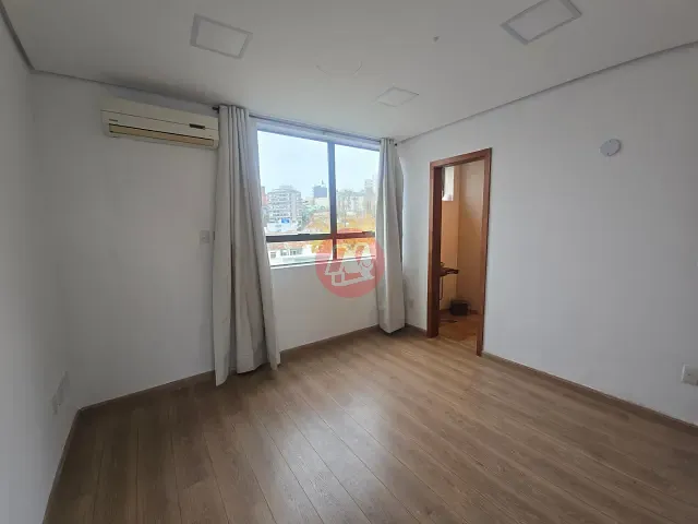 Sala com 26m², para alugar, no bairro Floresta em Porto Alegre