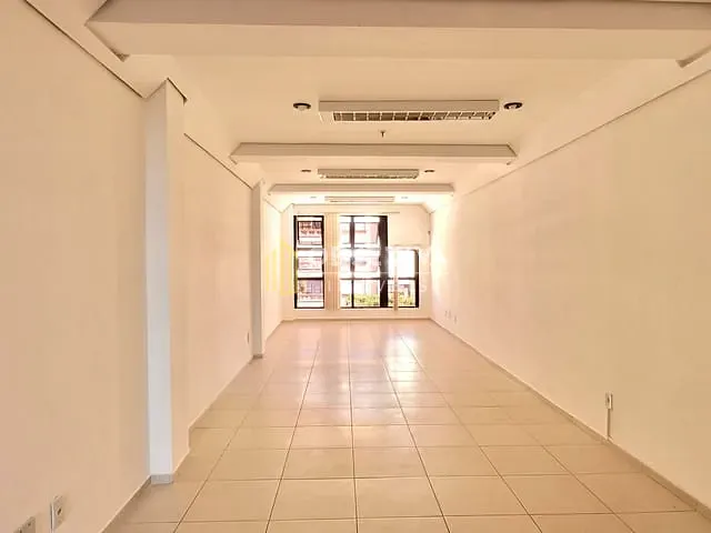 Sala com 45m², à venda ou para alugar, no bairro Centro Histórico em Porto Alegre