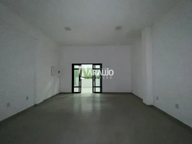 Sala com 34m², para alugar, no bairro Centro em Itajaí