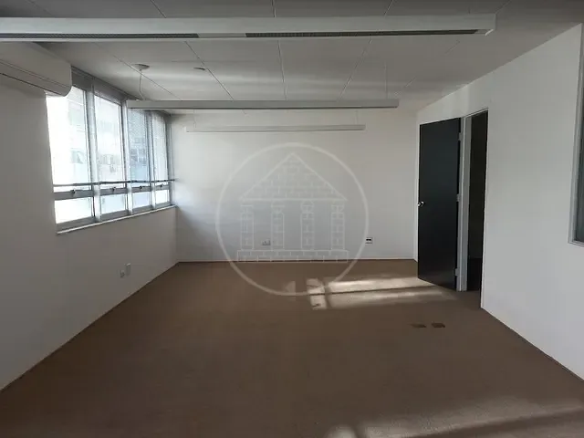Sala à venda ou para alugar, no bairro Jardim Europa em São Paulo