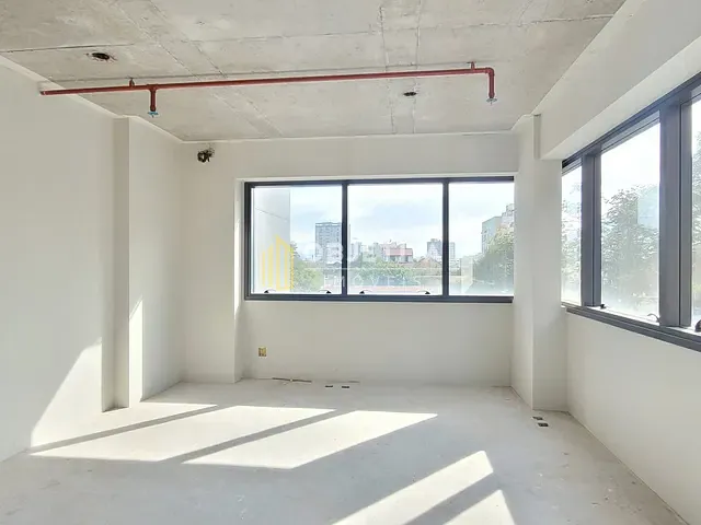 Sala com 70m², para alugar, no bairro Floresta em Porto Alegre