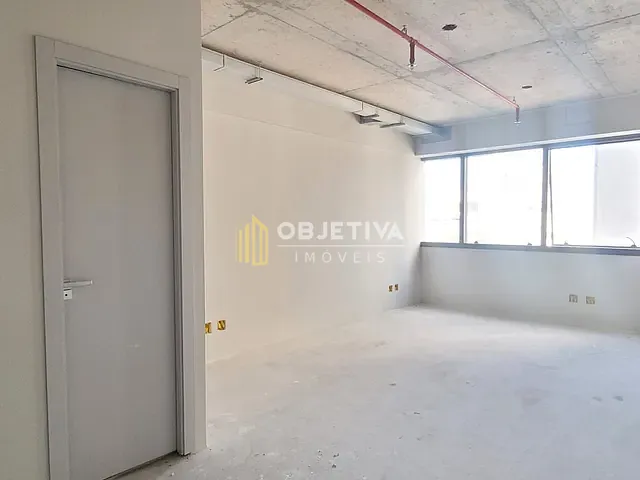 Sala com 32m², para alugar, no bairro Floresta em Porto Alegre