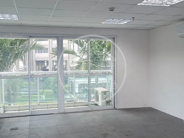 Sala à venda ou para alugar, no bairro Santo Amaro em São Paulo