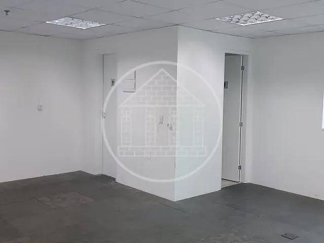 Sala à venda ou para alugar, no bairro Santo Amaro em São Paulo