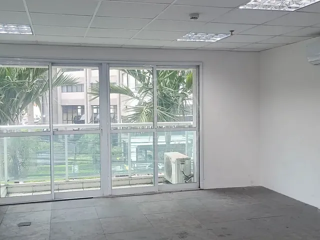 Sala à venda ou para alugar, no bairro Santo Amaro em São Paulo