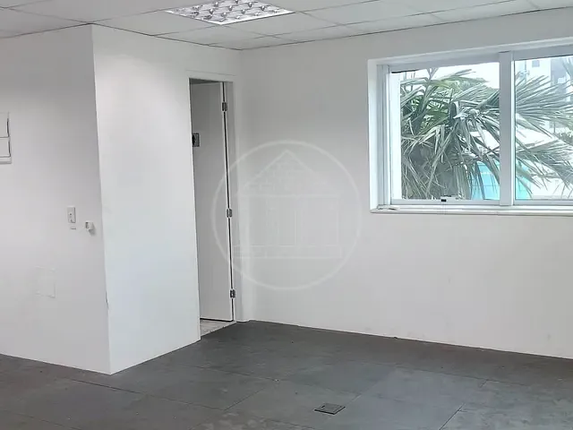Sala à venda ou para alugar, no bairro Santo Amaro em São Paulo