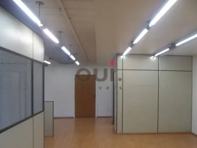 Sala à venda ou para alugar, no bairro Cidade Monções em São Paulo