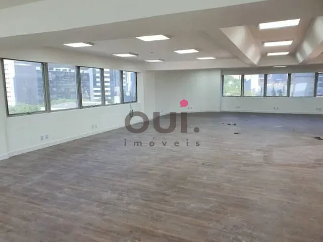 Sala à venda ou para alugar, no bairro Cidade Monções em São Paulo