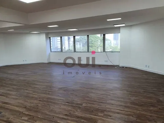 Sala à venda ou para alugar, no bairro Cidade Monções em São Paulo