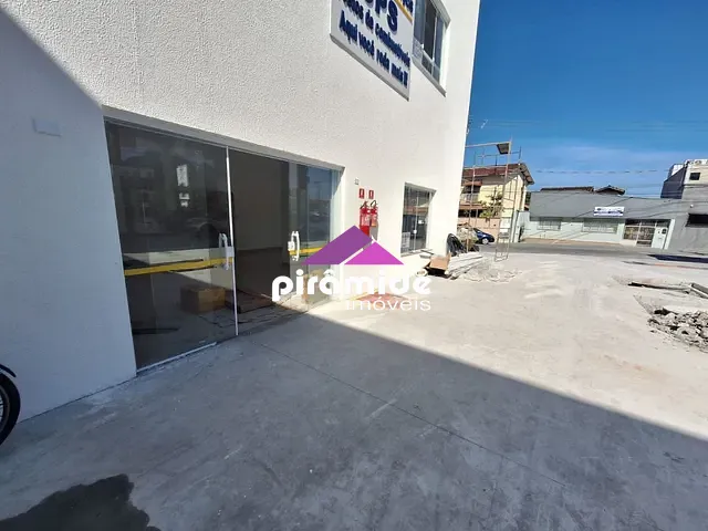 Sala com 112m², para alugar, no bairro Centro em Caraguatatuba