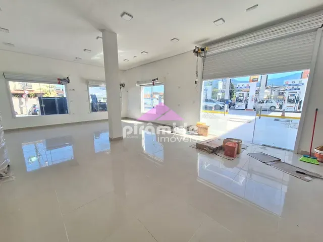 Sala com 112m², para alugar, no bairro Centro em Caraguatatuba