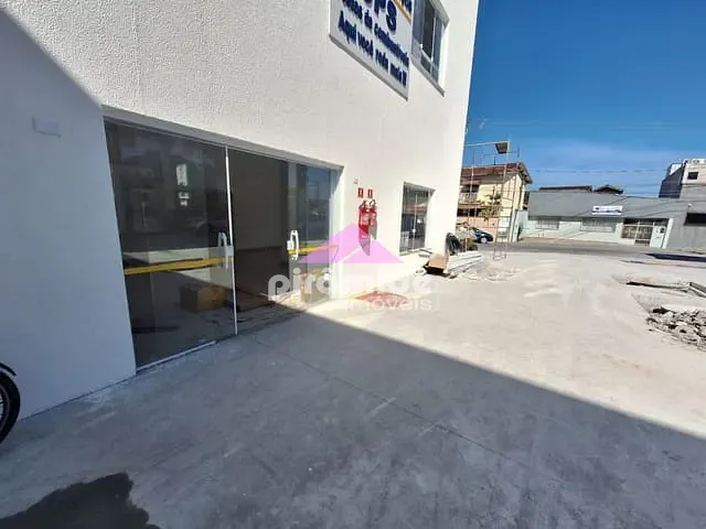 Sala com 112m², para alugar, no bairro Centro em Caraguatatuba