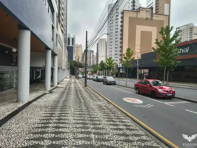Sala à venda, no bairro Água Verde em Curitiba