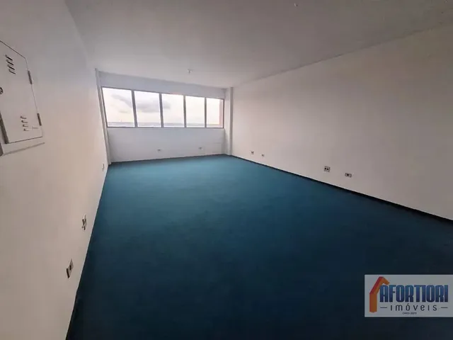 Sala à venda ou para alugar, no bairro Pinheirinho em Curitiba