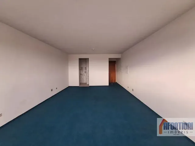 Sala à venda ou para alugar, no bairro Pinheirinho em Curitiba