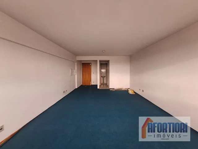 Sala à venda ou para alugar, no bairro Pinheirinho em Curitiba