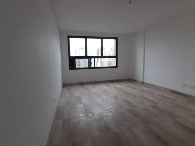 Sala à venda ou para alugar, no bairro Centro em Curitiba