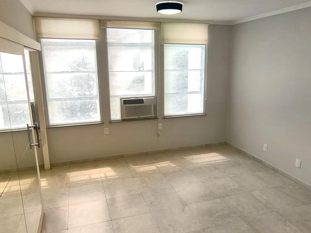 Foto do Sala - SALA COMERCIAL COM 55M² COM PISO PORCELANATO, AR CONDICIONADO E 2 LAVABOS COM RECEPÇÃO NO 3º ANDAR REFORMADA NA CINCINATO BRAGA | Lares e Andares Imóveis