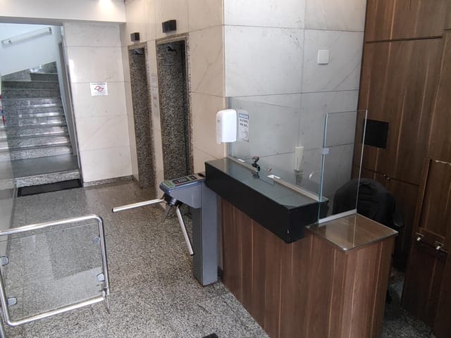 Foto do Sala - SALA COMERCIAL COM 55M² COM PISO PORCELANATO, AR CONDICIONADO E 2 LAVABOS COM RECEPÇÃO NO 3º ANDAR REFORMADA NA CINCINATO BRAGA | Lares e Andares Imóveis