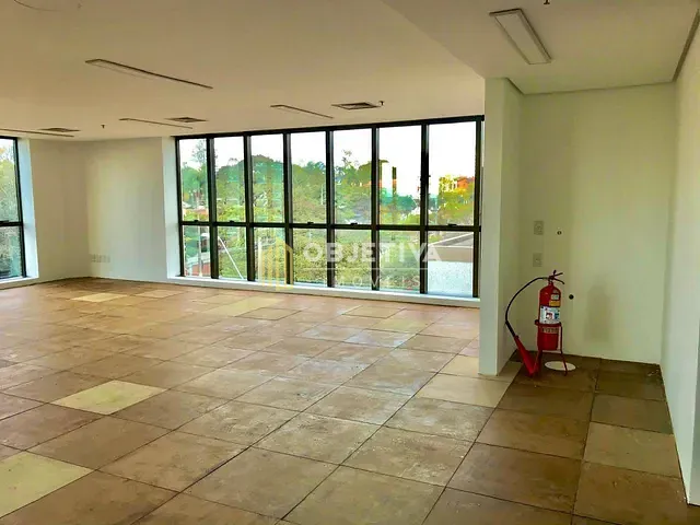 Sala à venda ou para alugar, no bairro São João em Porto Alegre