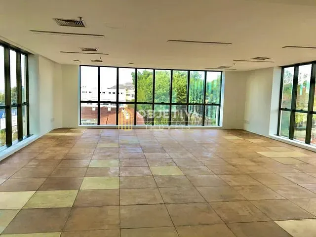 Sala à venda ou para alugar, no bairro São João em Porto Alegre