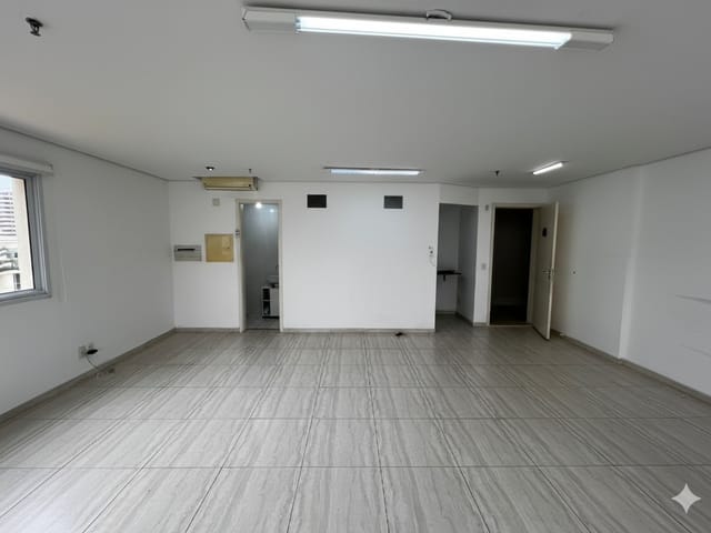 Foto do Sala - Sala comercial pronta, teto, 2 ar cond. terraço, para locação e venda vista para o bosque e interna do condomínio, Santo Antônio (Zona Sul), São Paulo | Paulista Imóveis