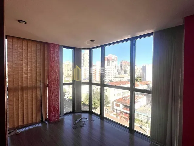 Sala à venda, no bairro Menino Deus em Porto Alegre