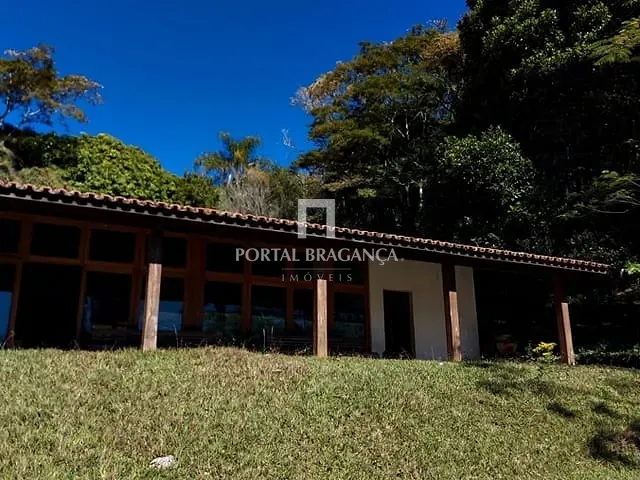 Sítio com 270m² 4 quartos e 2 banheiros, à venda, no bairro Cachoeirinha em Pinhalzinho