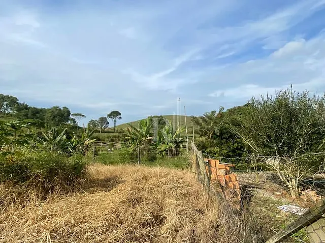Sítio com 6500m² 2 quartos e 1 banheiro, à venda, no bairro itinga em Tijucas