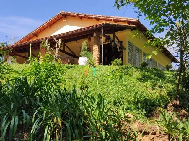 Sítio com 3750m² 4 quartos e 3 banheiros, à venda, no bairro Vale das Videiras em Petrópolis